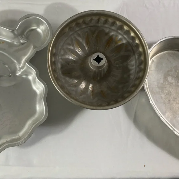 Vintage Wilton Cake Pan Trio. Santa Heart Shape and Bundt Style Pan - Picture 2 of 4